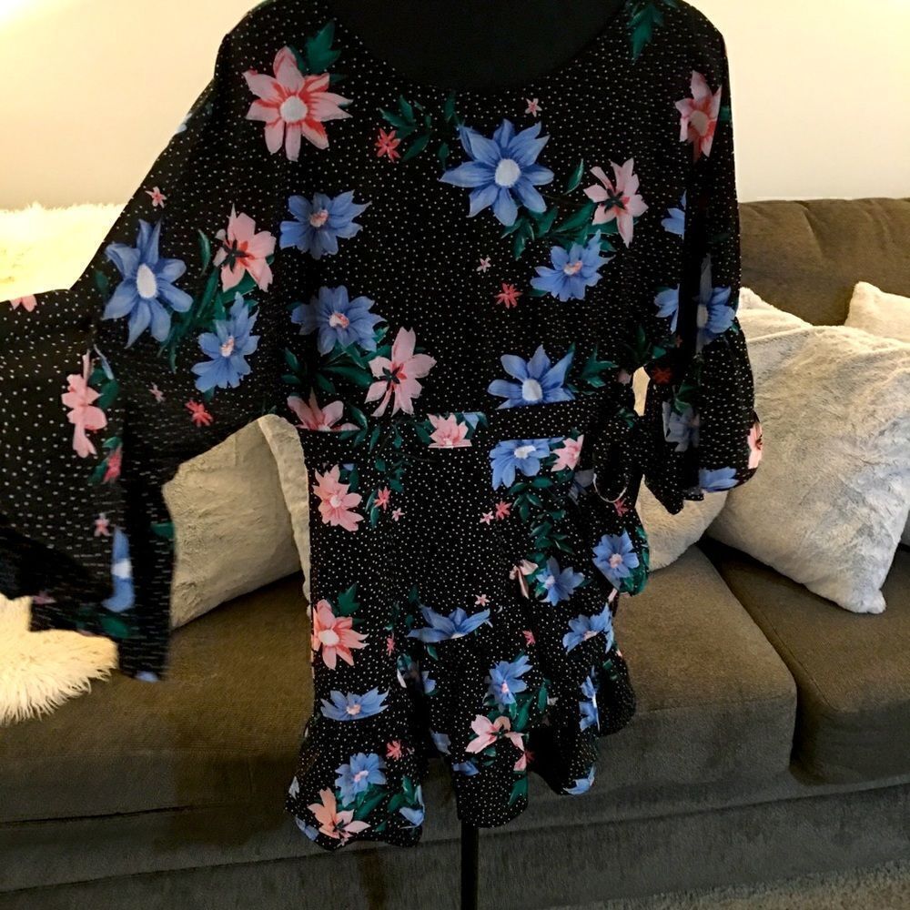 Boutique! Gorgeous Silky stretch floral dress with tie waist, ruffle bell sleeve
